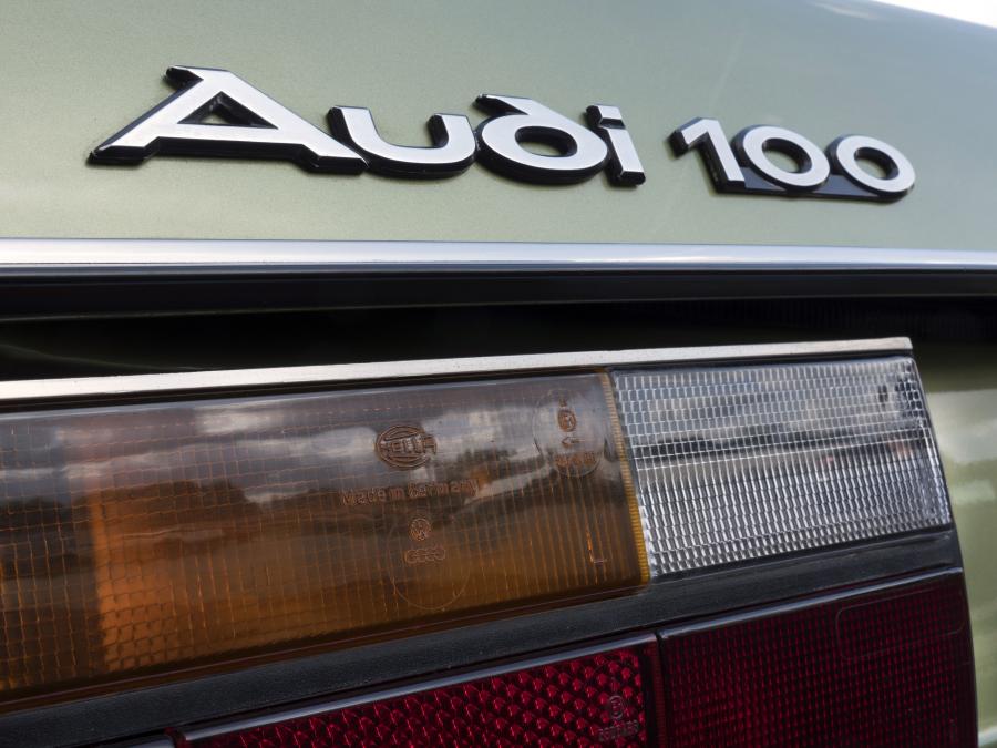 Логотип Audi 100 (C2) 1976 года  (UK) (фото 2 из 12)